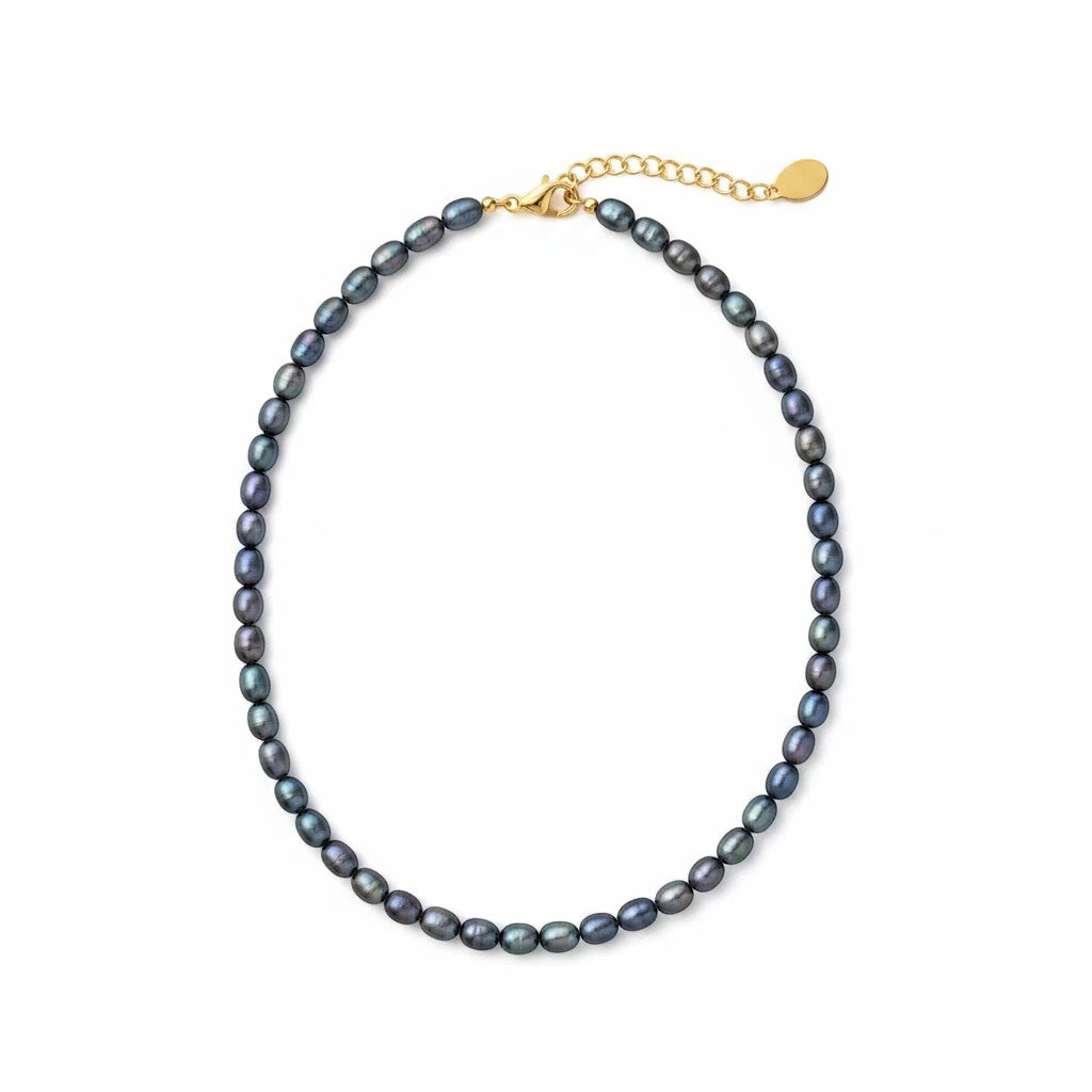 Dark Volterra pearl necklace with a gold clasp