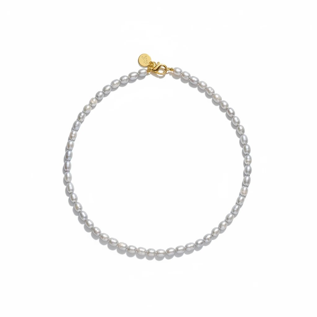Silver colored Volterra pearl necklace with a gold clasp