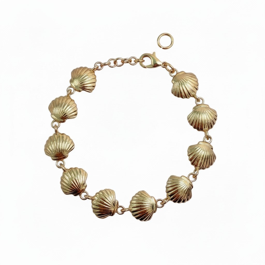 Oro bracelet with a row of gold scallop shell motifs