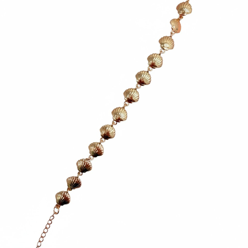 Close-up of gold scallop shell details on the Oro bracelet