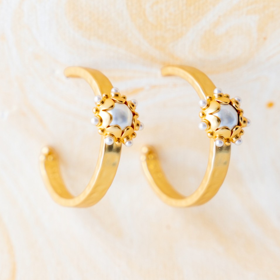 Gold Perla hoop earrings with pearl accents